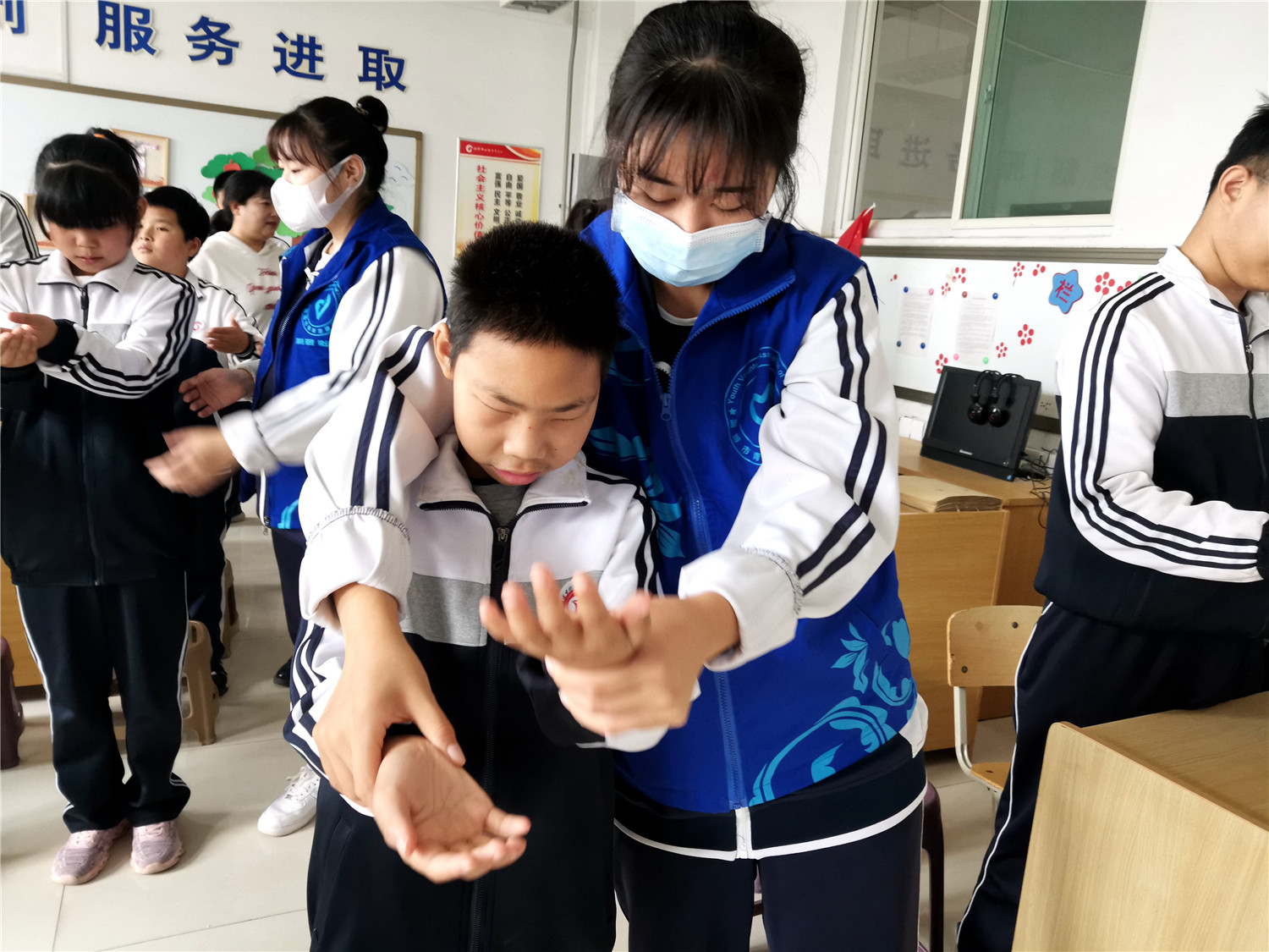 淄博技师学院志愿者与市特教中心视障学生共度盲人节