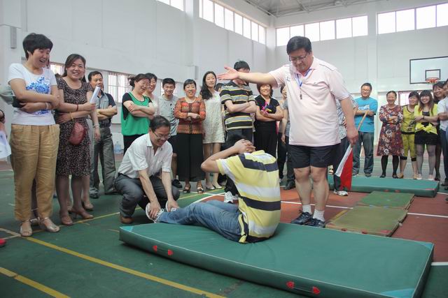 学校举办教职工趣味健身活动