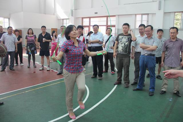 学校举办教职工趣味健身活动