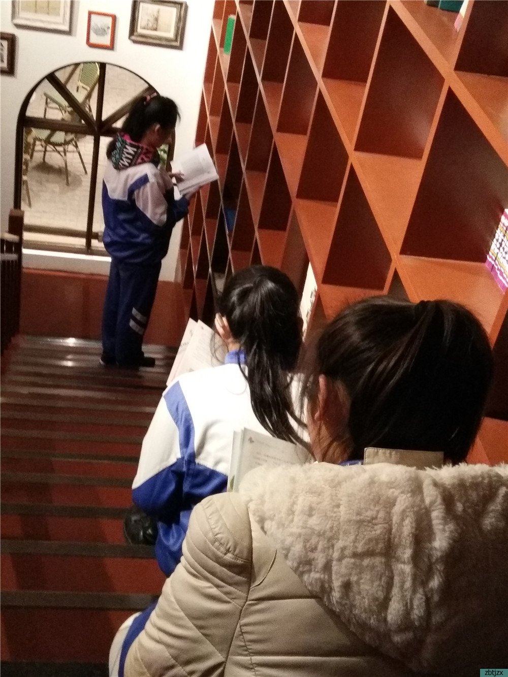 淄博市特殊教育中心听障教育部高中部师生集体参观课本博物馆