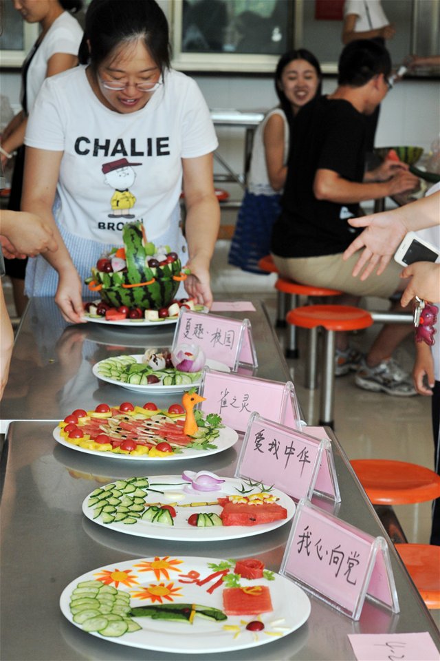 淄博市特殊教育中心开展“红色青春 向党献礼”水果拼盘制作比赛