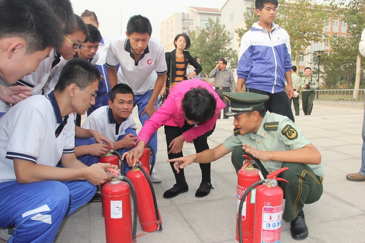 学校组织“国际减灾日”消防知识进校园活动