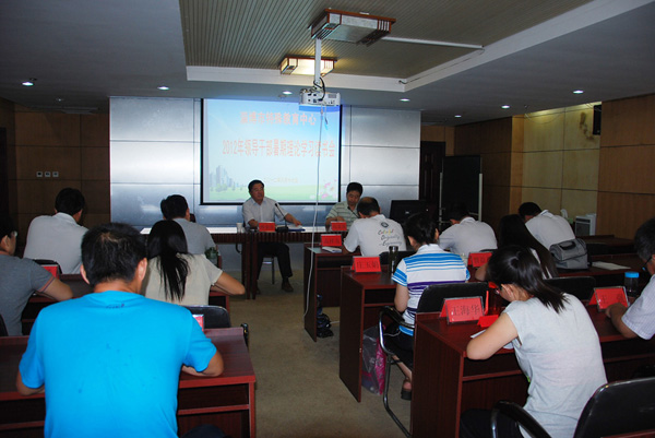 市特教中心召开2012年领导干部暑期理论学习读书会