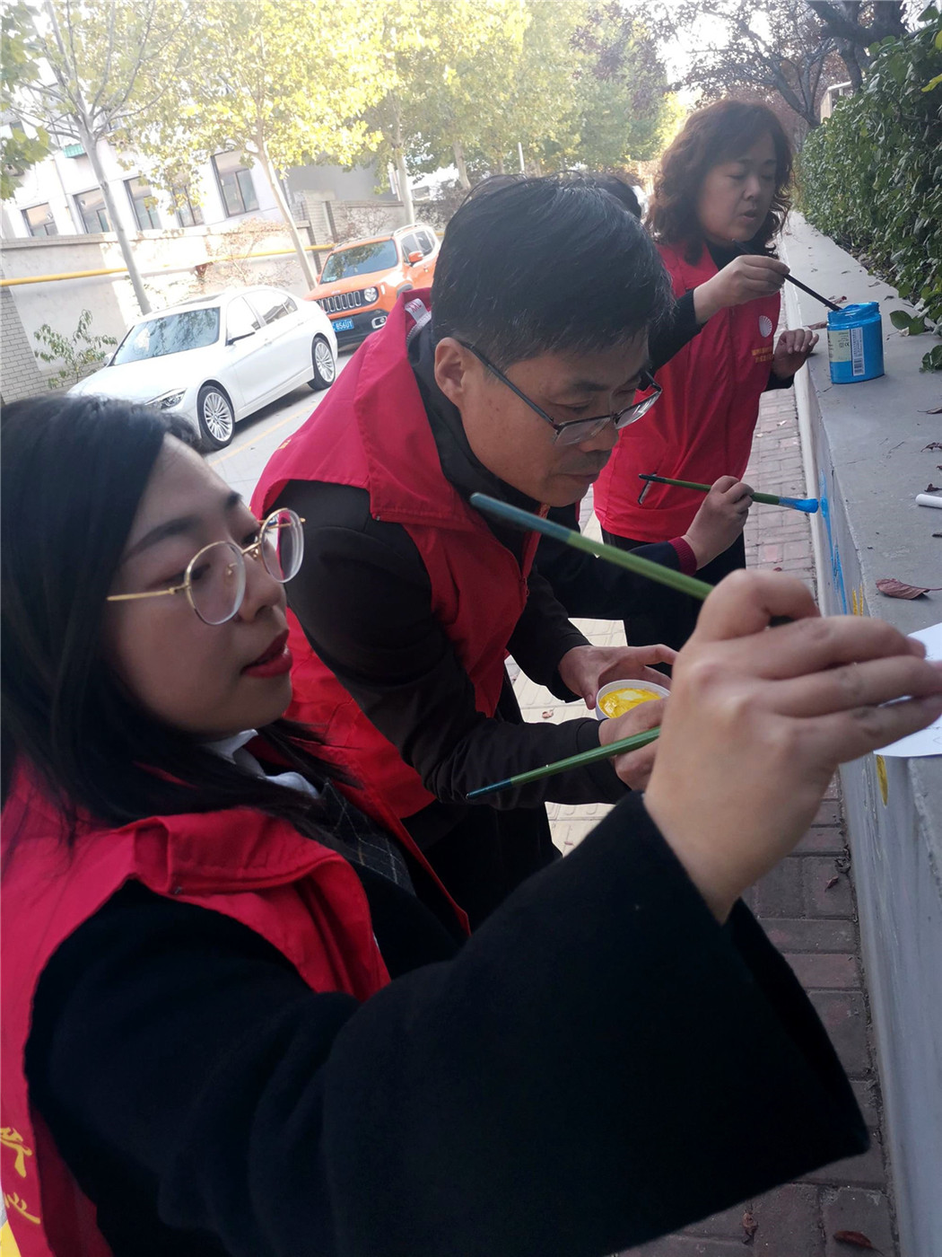 用画笔为校园添彩