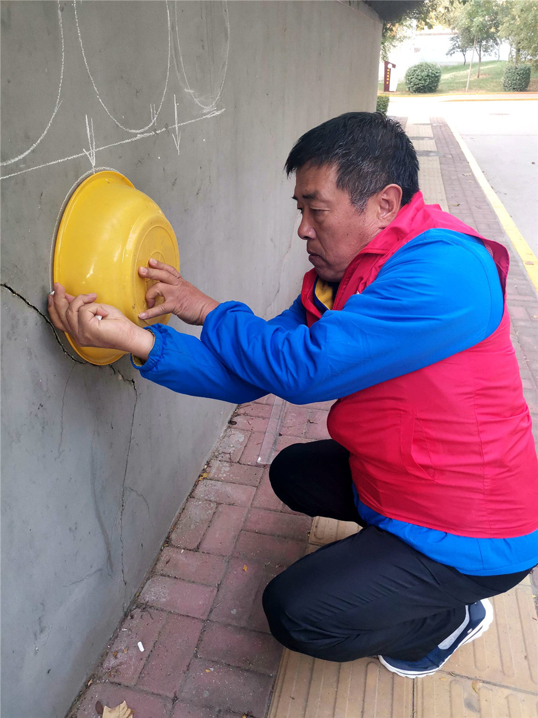 用画笔为校园添彩