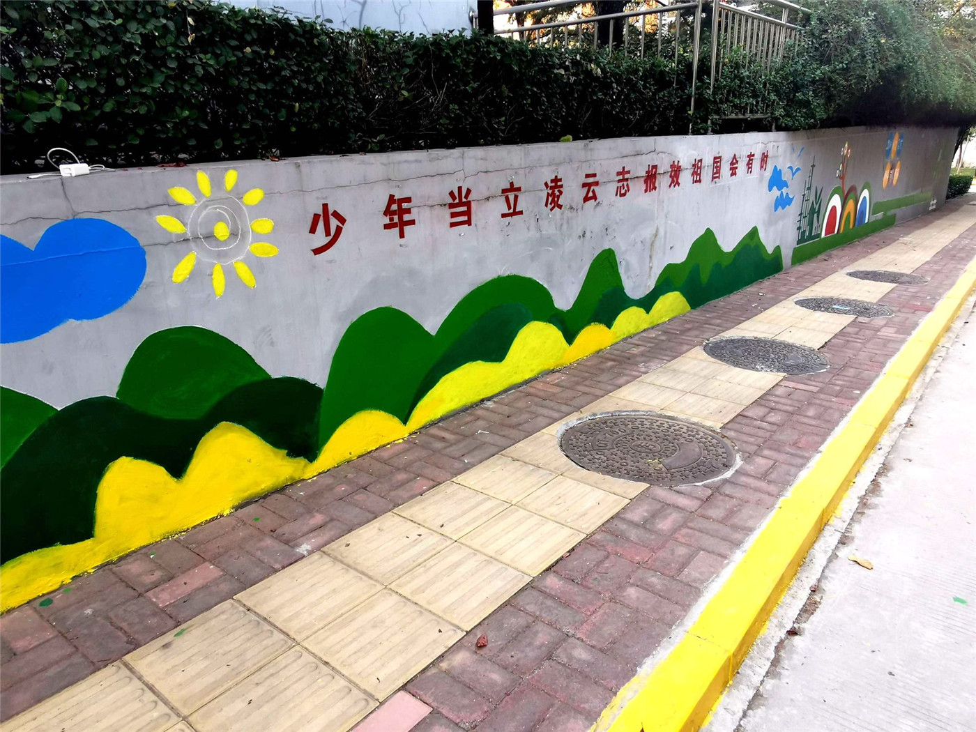 用画笔为校园添彩