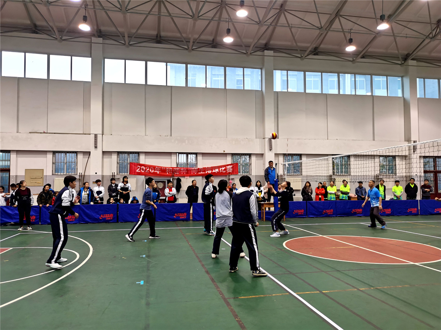 阳光体育激情多 师生竞技展风采