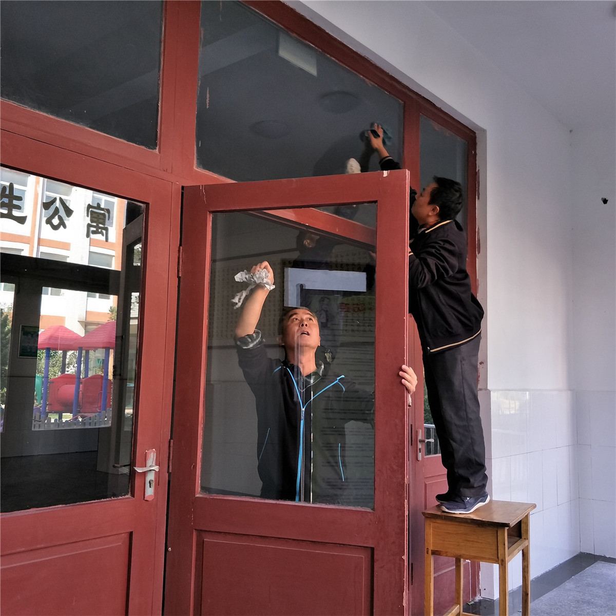清除卫生死角 助力文明校园