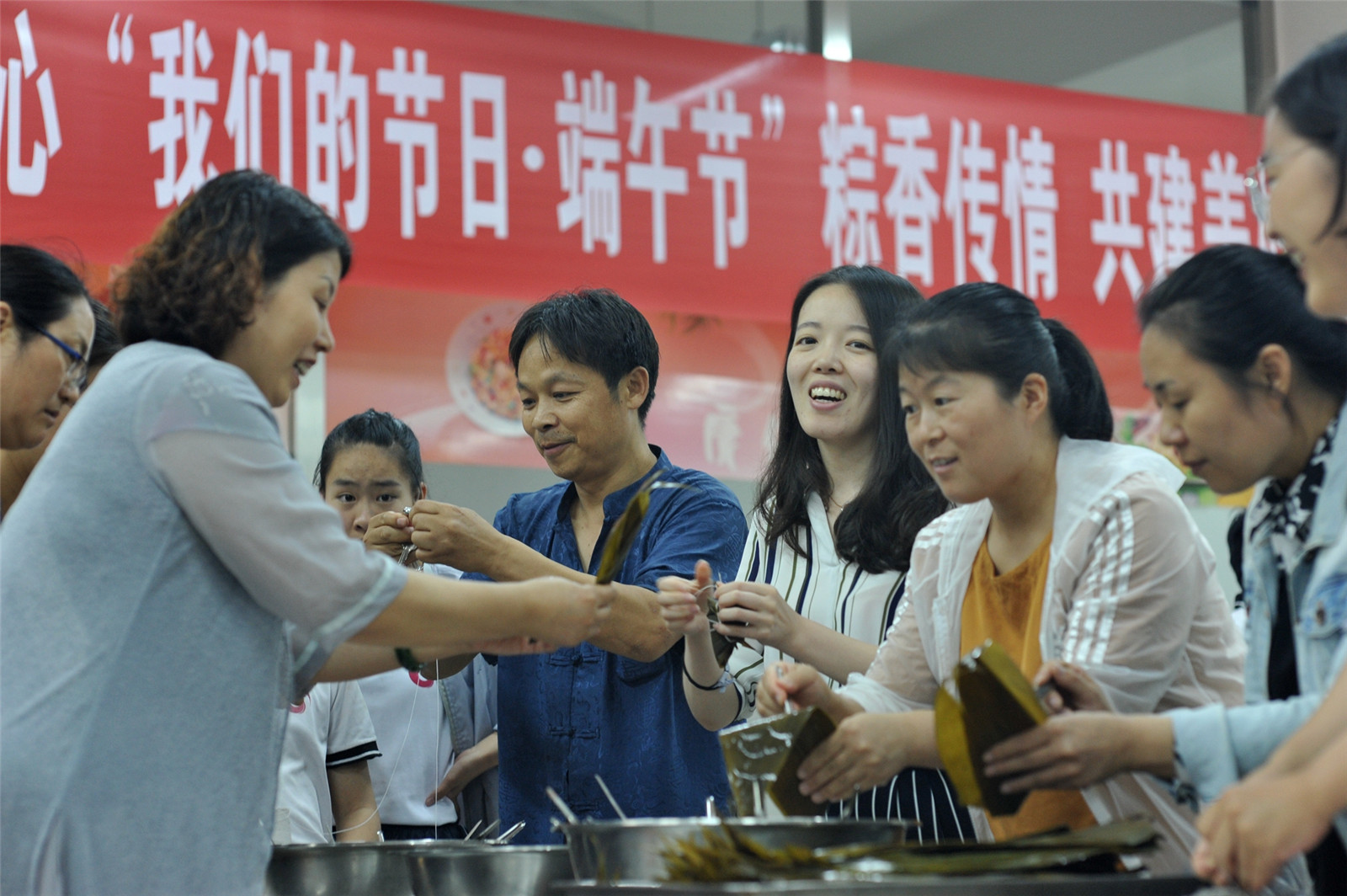 包粽子品味传统文化