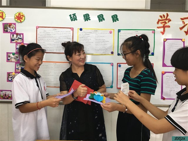 学生自制礼物 彰显师爱华章