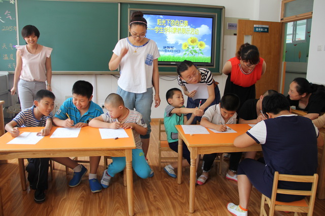 我校举行“阳光下的向日葵”学科素养展示活动