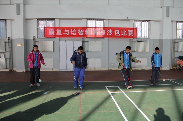 绳牵沙包 踢出快乐