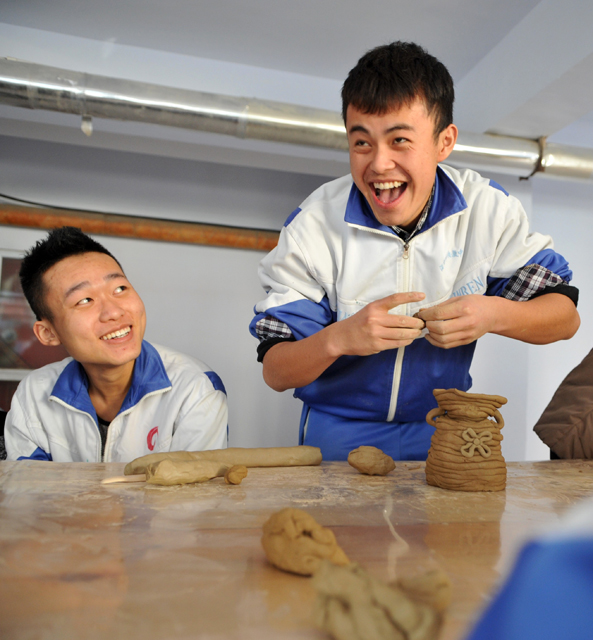 陶艺师走进聋生课堂