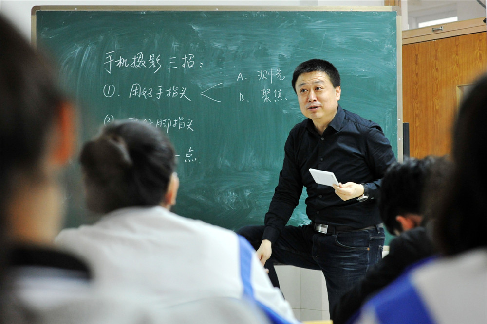 博爱者—退休干部解典心系特校献爱心