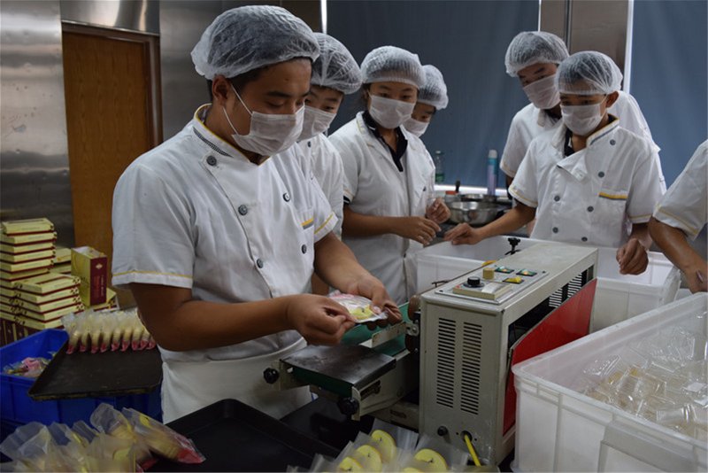 淄博特教中心学生：做月饼迎中秋