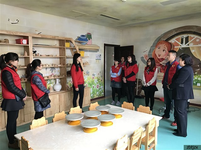 市特殊教育中心志愿者关爱残孤儿童