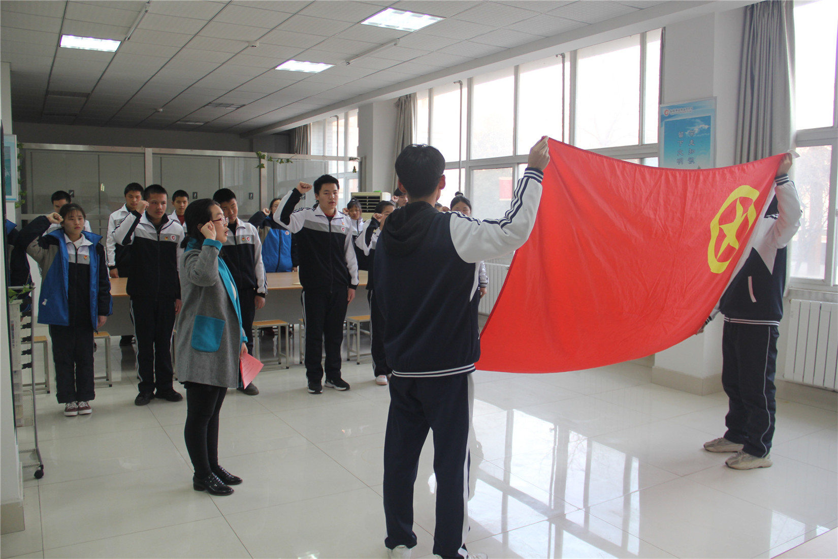 市特教中心组织学习党的十九届五中全会精神微团课暨新团员入团仪式