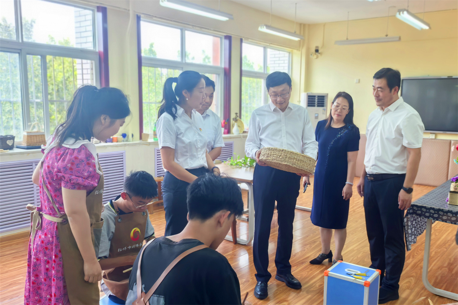 高新区领导到市特教中心走访慰问教职工
