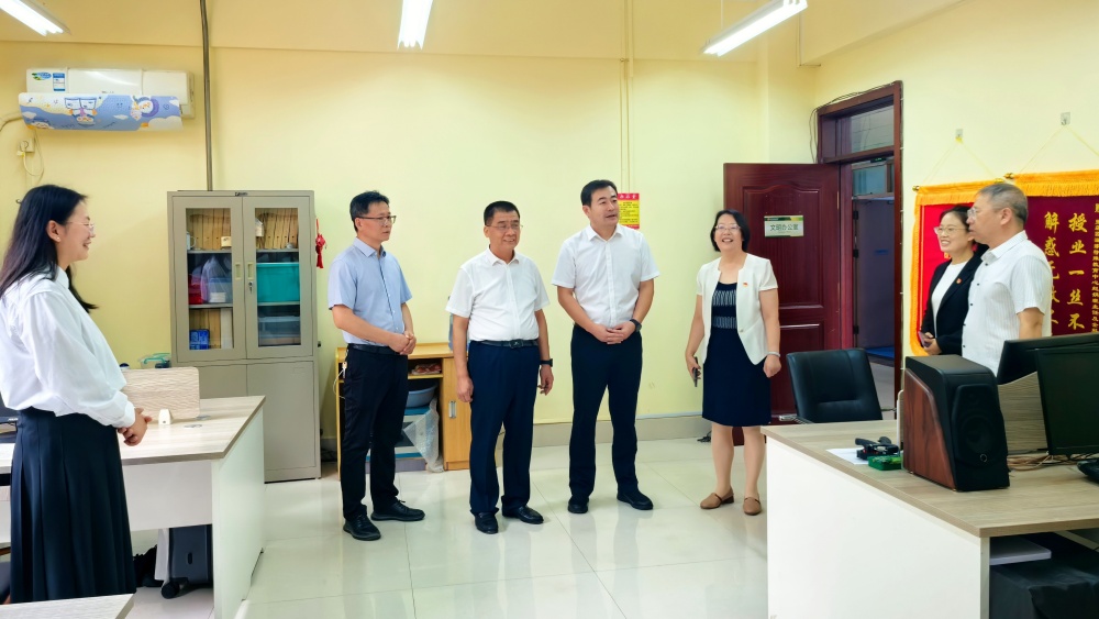 高新区领导到市特教中心走访慰问教职工